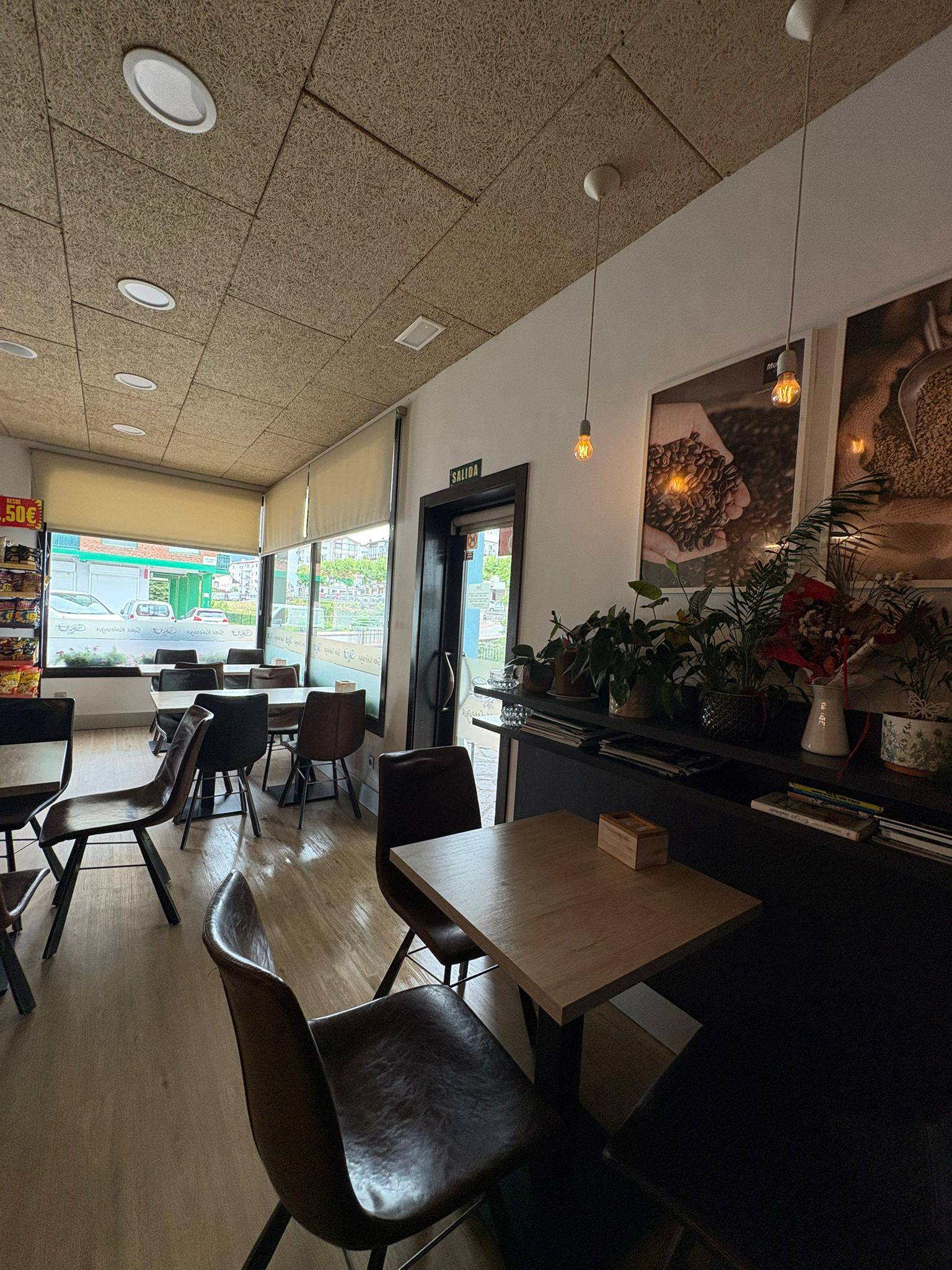 Barra y vitrina de Sara Kafetegia con pintxos, bocadillos, tortilla francesa, croissants y bollería variada