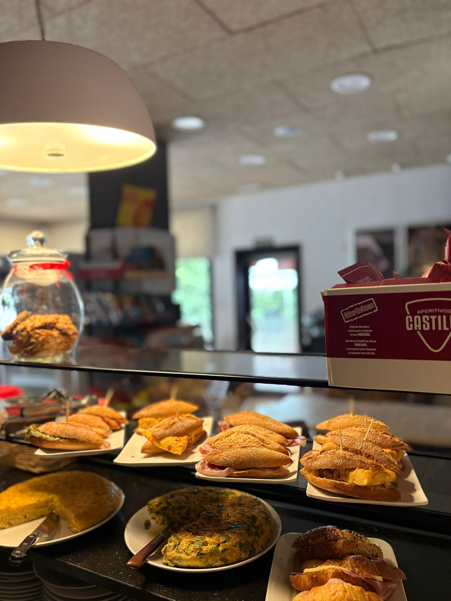 Barra y vitrina de Sara Kafetegia con pintxos de tortilla, bocadillos, croissants y bollería variada expuesta para elegir